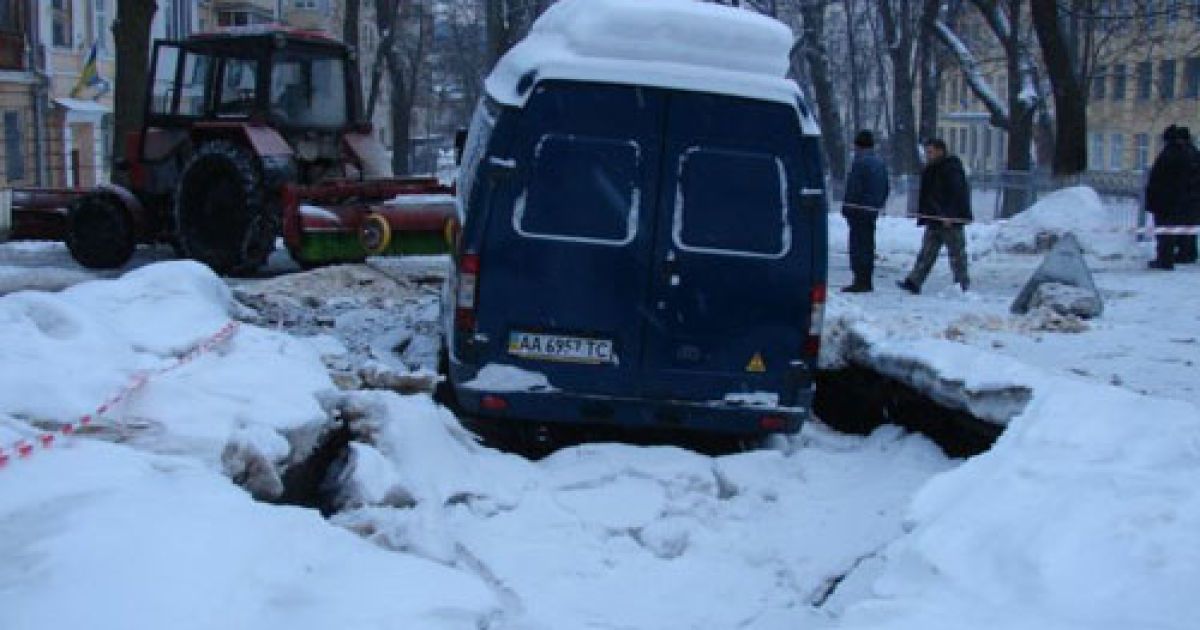 У Києві мікроавтобус провалився під землю