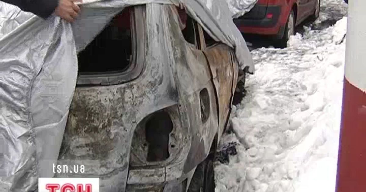 У Києві підпалили "Рено" на парковці у дворах