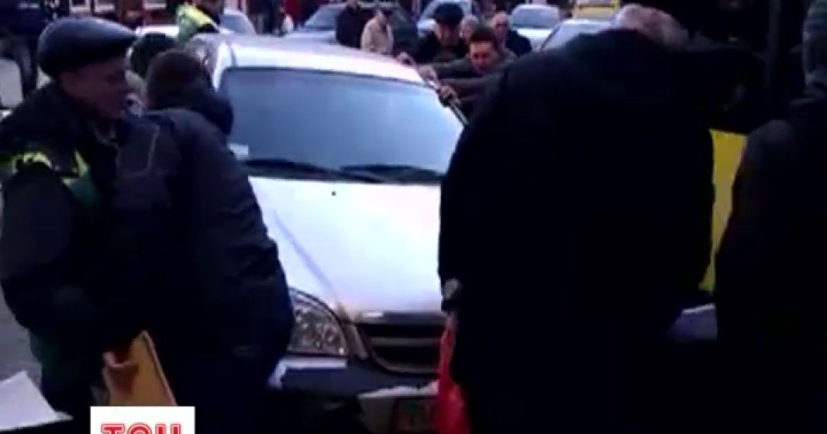 У Києві пасажири тролейбусу на руках перенесли покинутий "Шевроле"