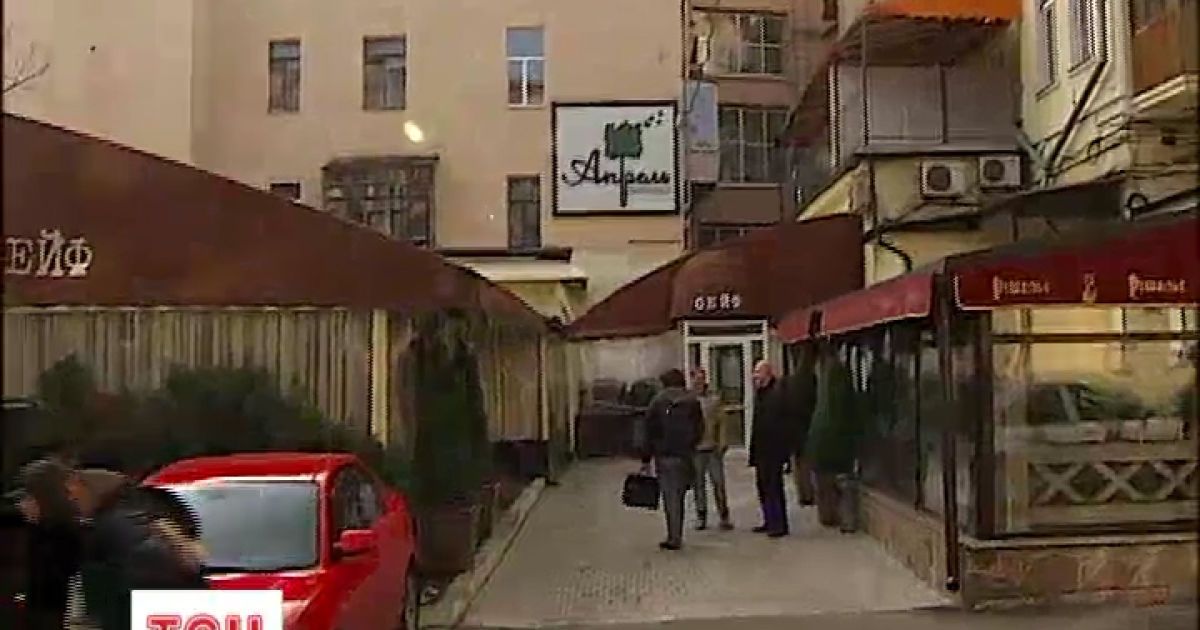 Мешканці будинку бачили, що до ресторану заносили балони із газом