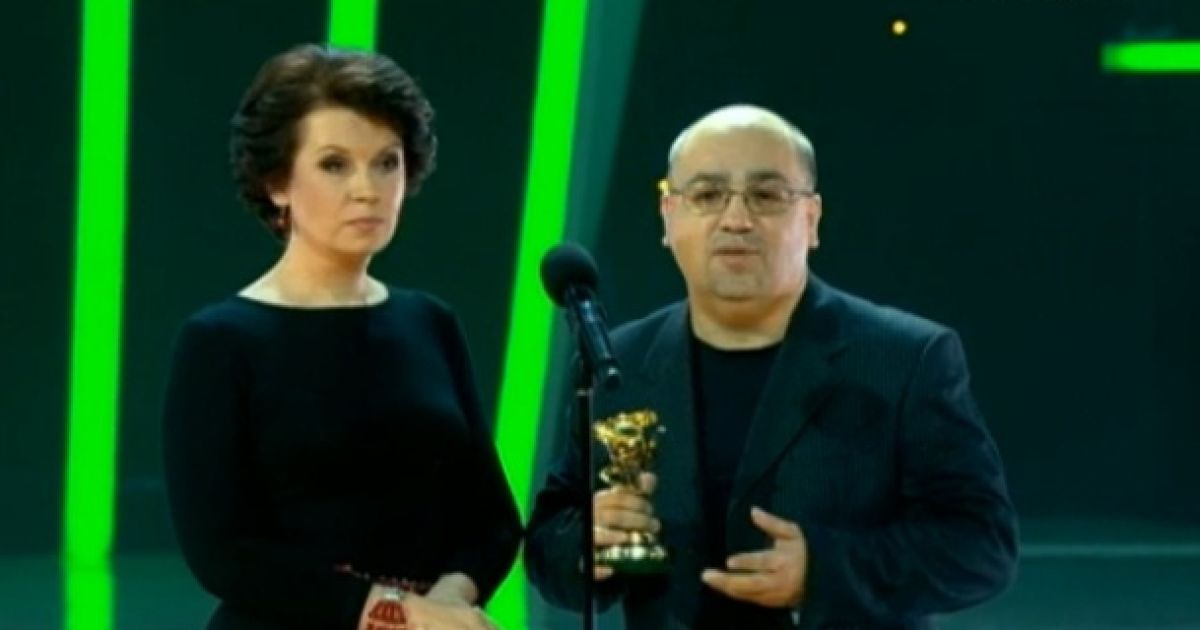 Алла Мазур з редактором "ТСН. Тиждень" Робертом Опалеником приймають нагороду