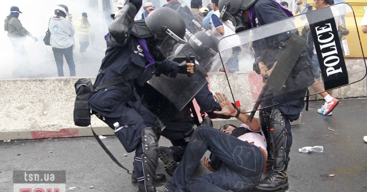 Поліція розбороняла п'яних працівників Mazda i Ford.