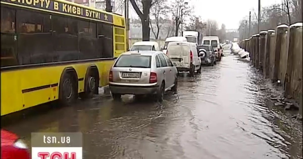 У Києві дороги продовжують прикро вражати автомобілістів