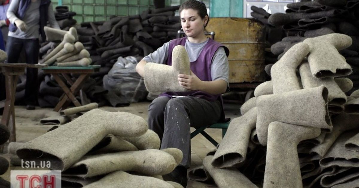 Жінка працює на виробництві валенків у Білорусі / © Фото EPA/UPG