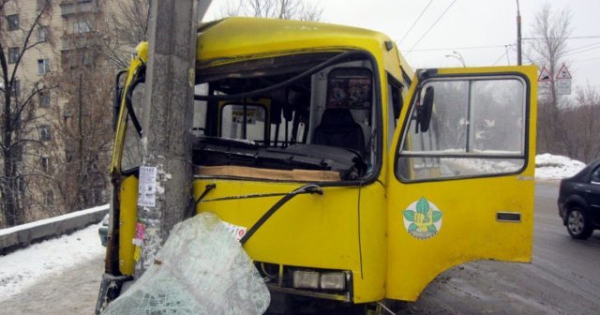 Маршрутка врізалася у стовп на з&#039;їзді з Подільського спуску