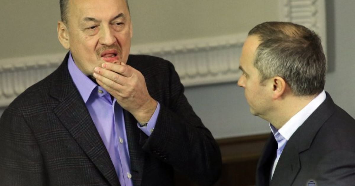 На дверях офісу Табалова протестуючі повісили курячі туші