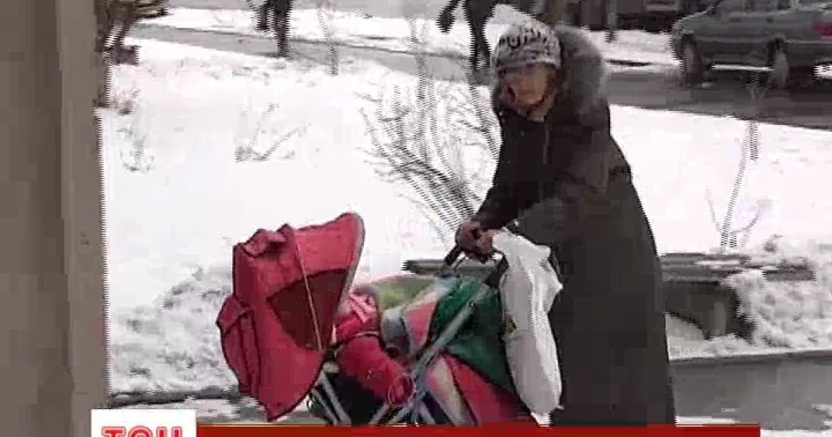 Жінка не показує дитину нікому
