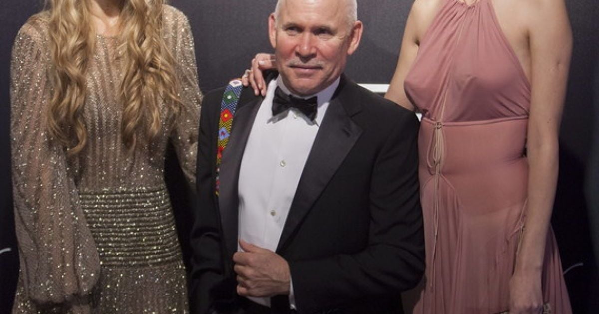 Автор фото Стів МакКаррі позував рядом з манекенницями / © Фото EPA/UPG