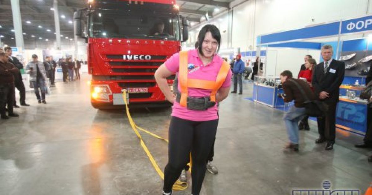 Українка встановила рекорд, протягнувши 2 вантажівки. / © Униан