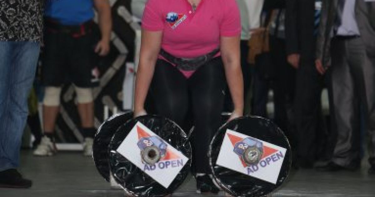 Українка встановила рекорд, протягнувши 2 вантажівки. / © Униан