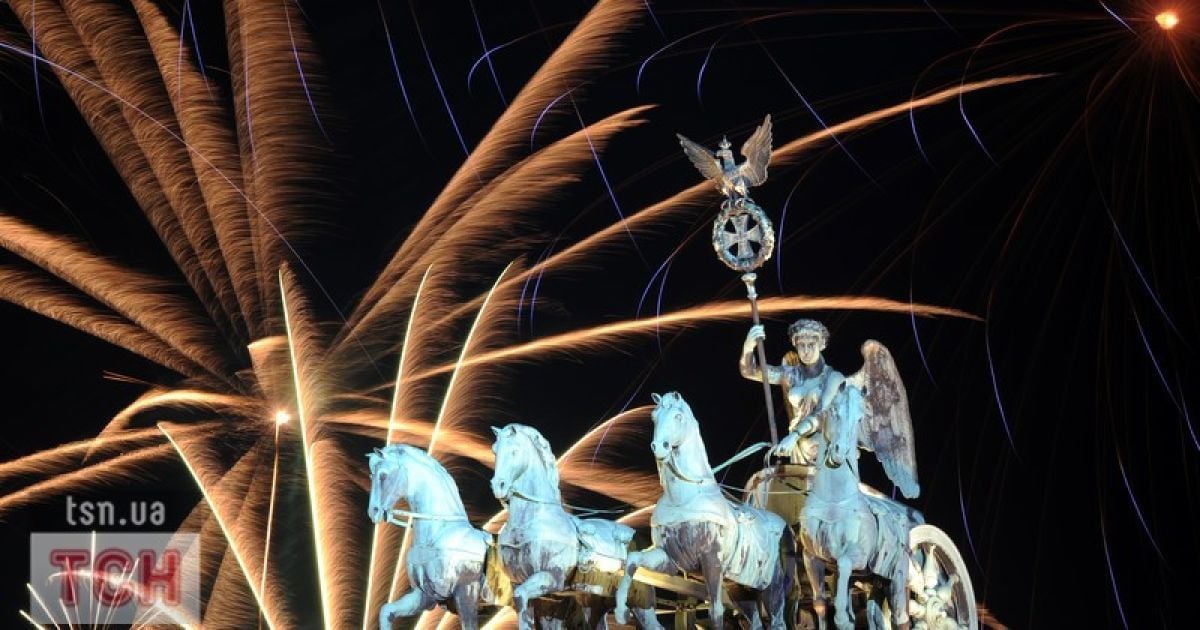 Європа запалила святкові вогні / © Фото EPA/UPG