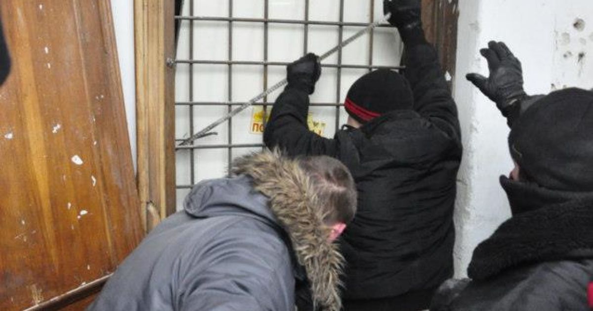 Біля Гостинного двору побилися депутати / © facebook.com/alex.zakletsky