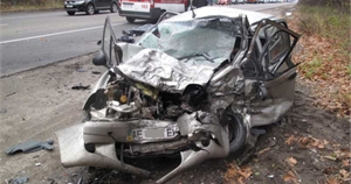 Водій мікроавтобуса розтрощив легковик, повертаючись із риболовлі