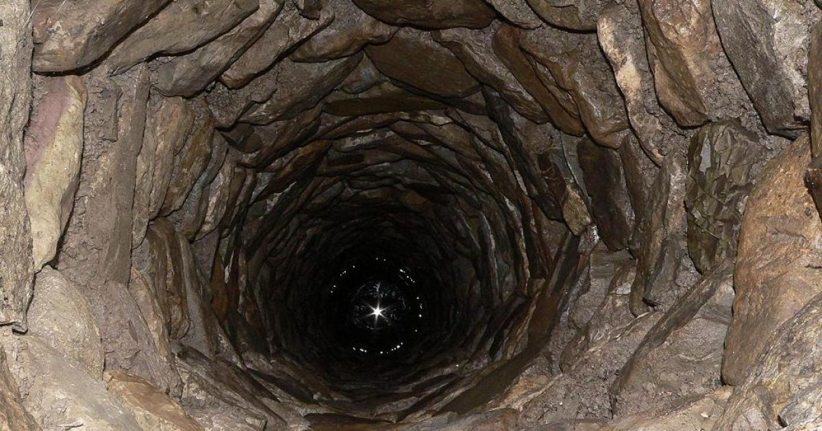 Чоловіка не можуть дістати з колодязя