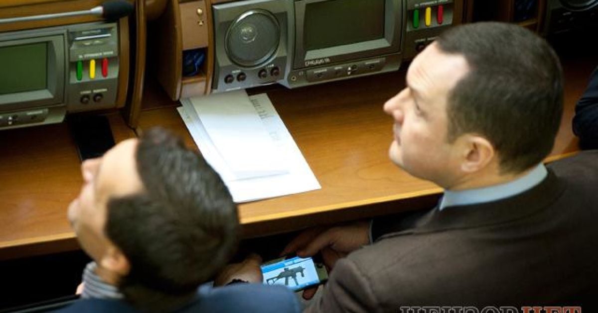 Регіонал на засіданні Ради розглядав пістолети