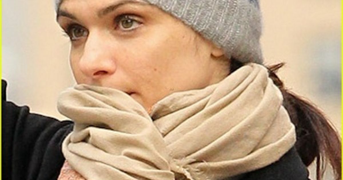 Рейчел Вайс вийшла на вулиці Манхеттена у дивакуватому вбранні