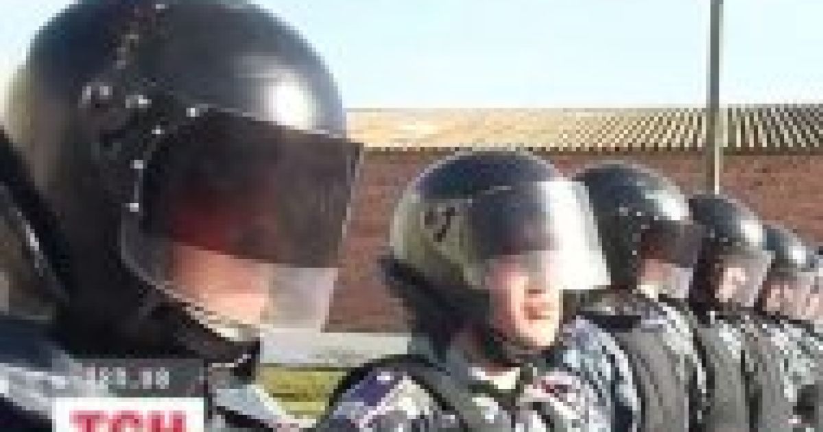 Активістів та дипломатів "Беркут" не пускає до Попова