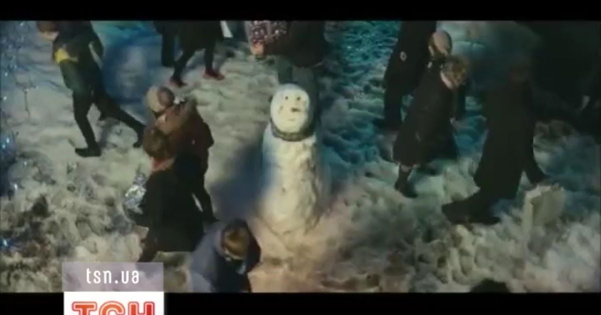 В обох роликах показана історія кохання двох сніговиків