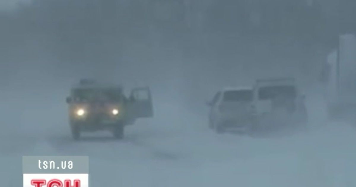 Подекуди товщина снігу на дорогах перевищує позначку в один метр