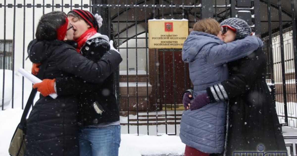 Під посольством Росії цілувалися лесбіянки / © УНІАН