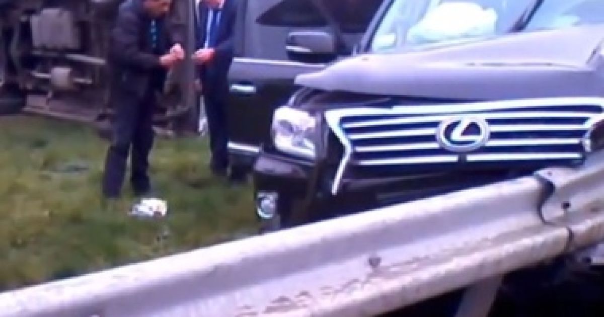 "Лексус" нанизався на металевий відбійник