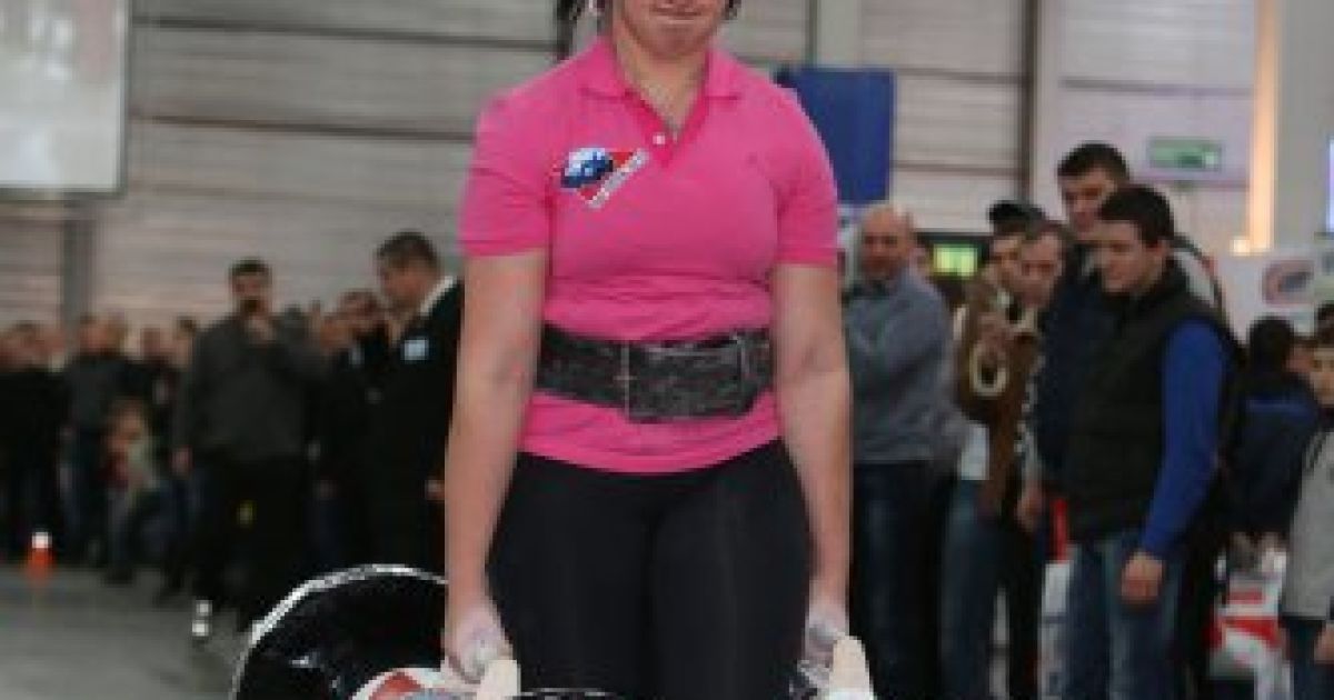 Українка встановила рекорд, протягнувши 2 вантажівки. / © Униан