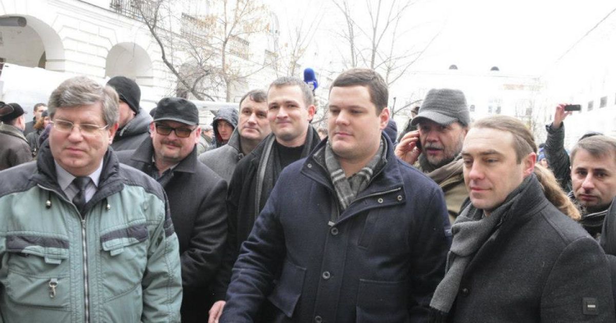 Біля Гостинного двору побилися депутати / © facebook.com/alex.zakletsky