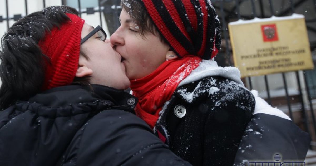 Під посольством Росії цілувалися лесбіянки / © УНІАН