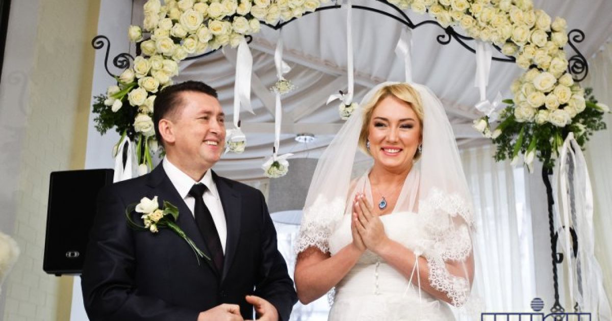 У присутності 40 гостей молодята зізнаються у найпотаємнішому