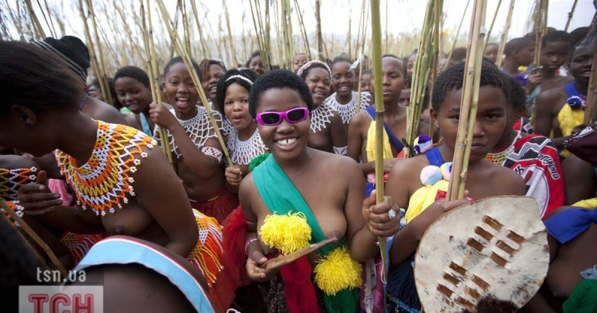 Ритуальні танці жінок у Свазіленді / © Фото EPA/UPG