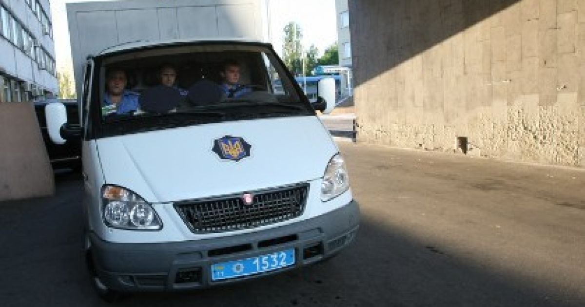 Злочинець скоїв самогубство в автозаку.