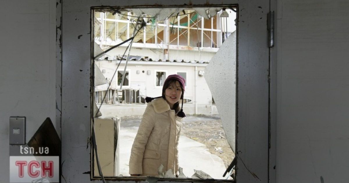 Японка відвідує початкову школу, яка була зруйнована цунамі у 2011 році / © Фото EPA/UPG