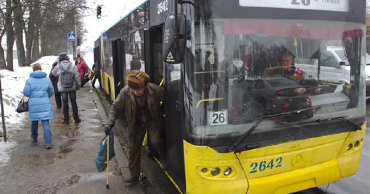 В Києві хулігани обстріляли тролейбус із пасажирами
