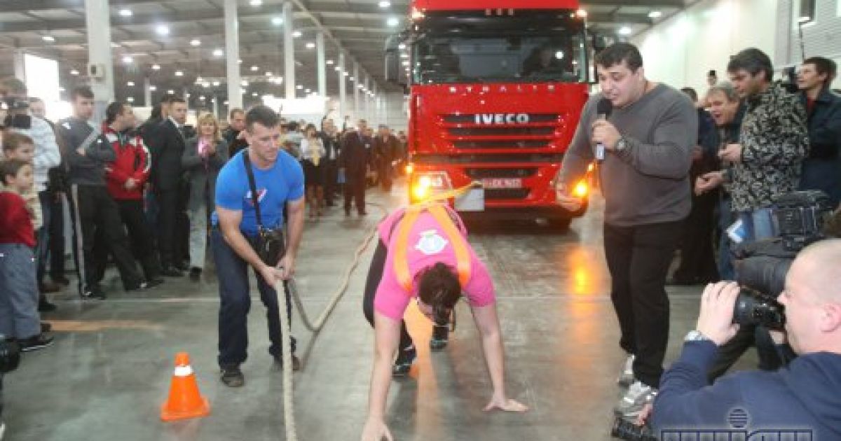 Українка встановила рекорд, протягнувши 2 вантажівки. / © Униан