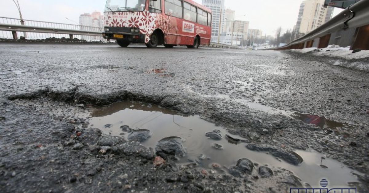 Цьогоріч дороги Києва перетворилися на нескінченні ями / © УНІАН
