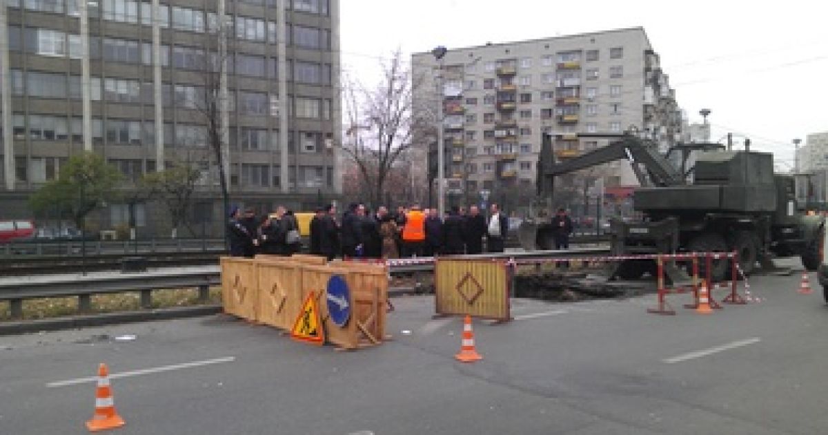 Біля Центрального РАГСу Києва провалився асфальт