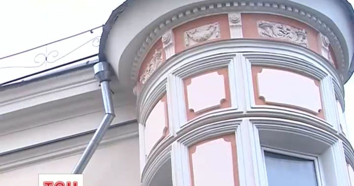 У Вінниці шмат криги ледь не вбив жінку, впавши на неї з 3-го поверху