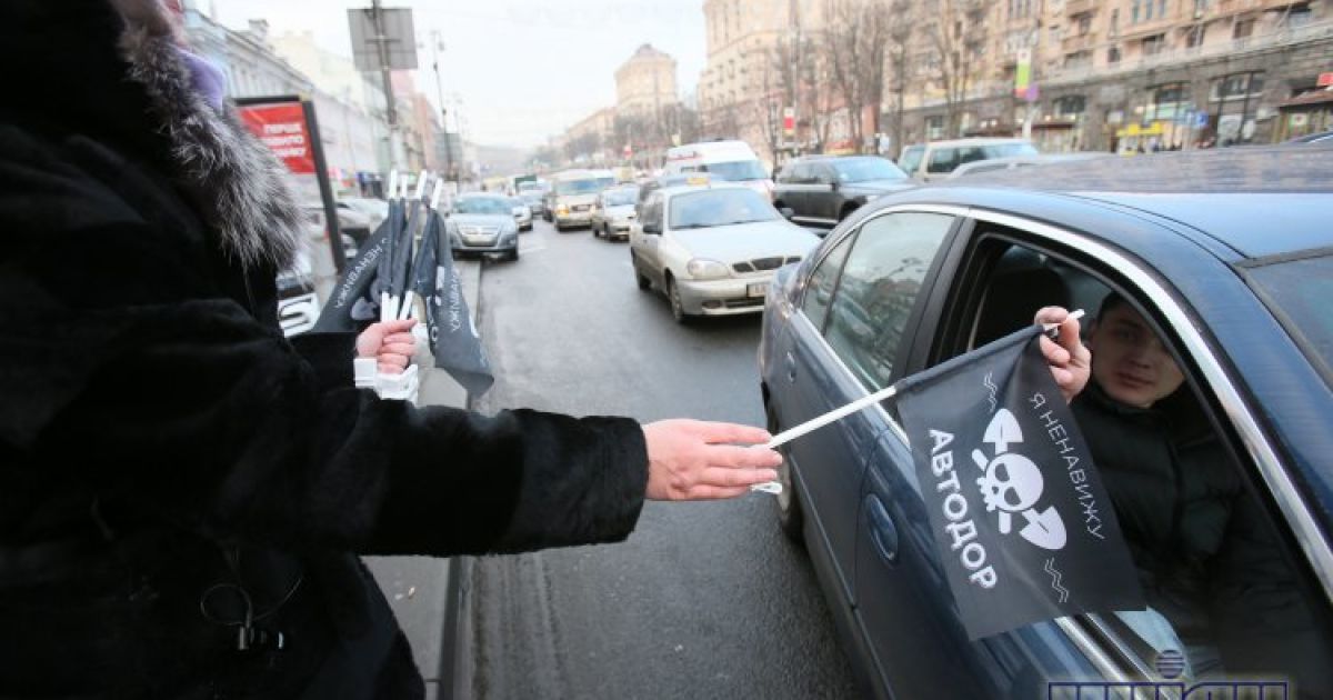 Цьогоріч дороги Києва перетворилися на нескінченні ями / © УНІАН