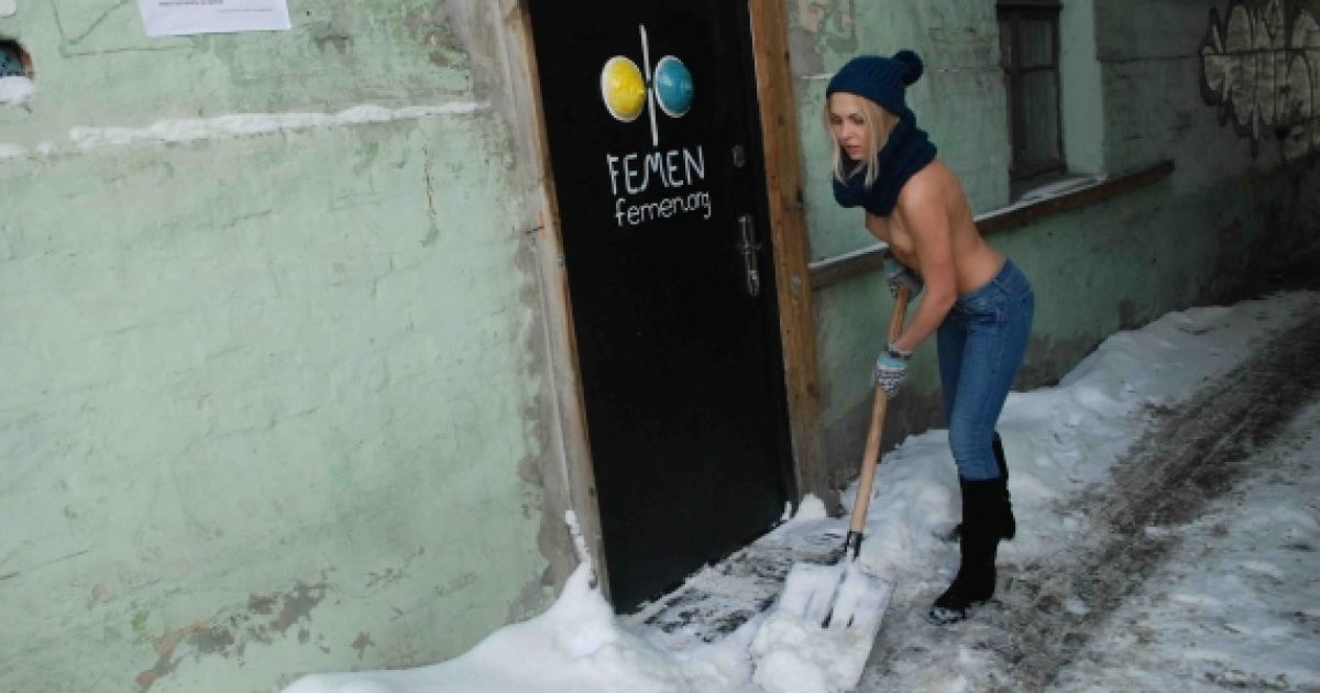 Femen почистили сніг / © femen.org