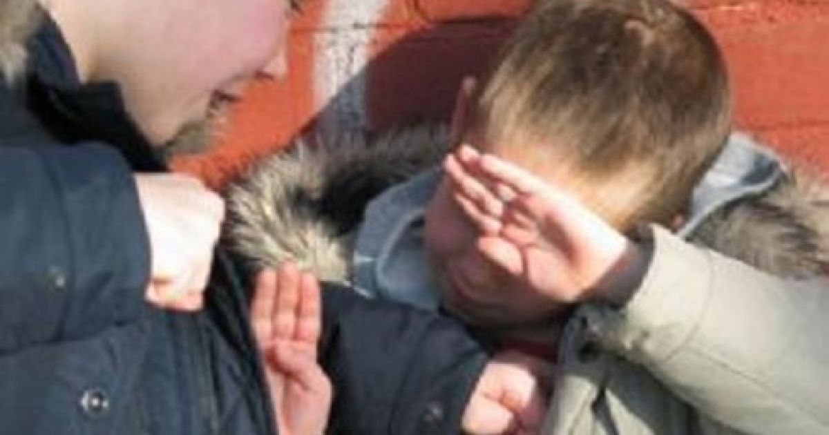 Однокласники побили хлопця так, що він потрапив до лікарні.