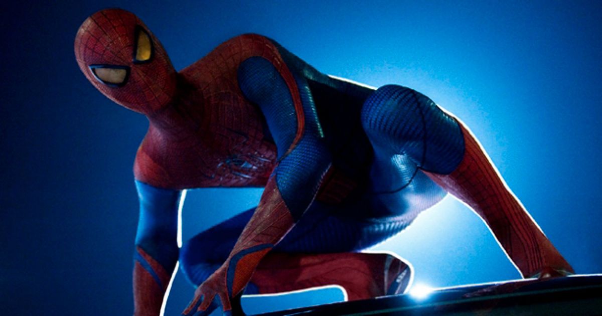 Чоловік в трусах з людиною-павуком влаштував погром в школі