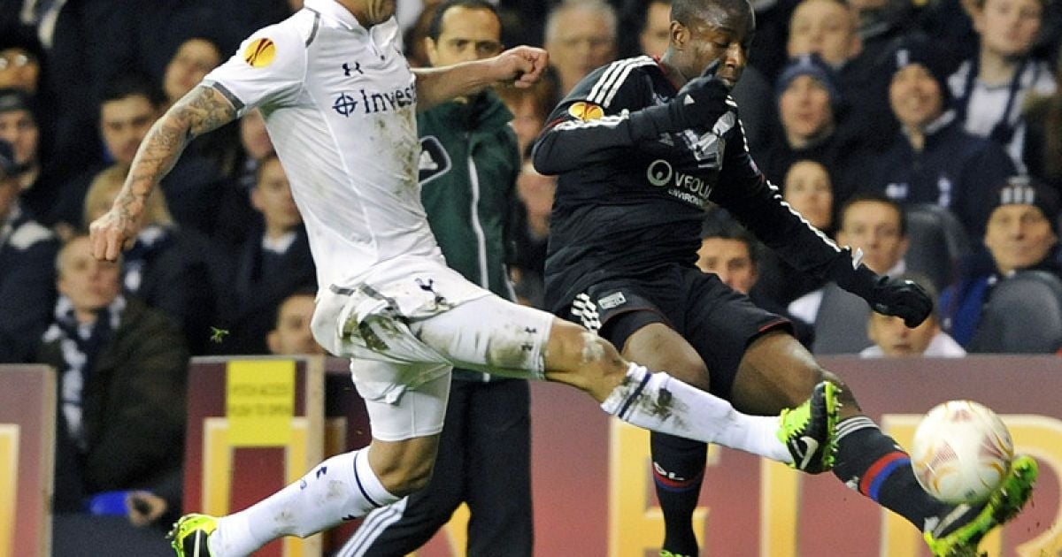 Умтити (справа) борется с Кайлом Уокером в матче Лиги Европы