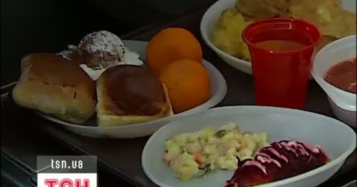 Якщо на перше різдвяне застілля прийшло 17 людей, то нині нагодувати вдалося аж три сотні