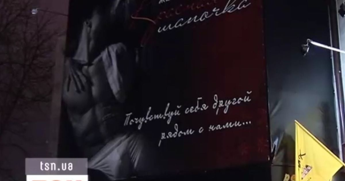 Черниці моляться під жіночим арт-клубом "Червона шапочка"