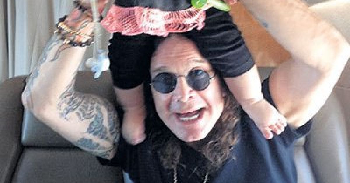 Дідуган Оззі Осборн не випускає свою онучку з рук (фото)