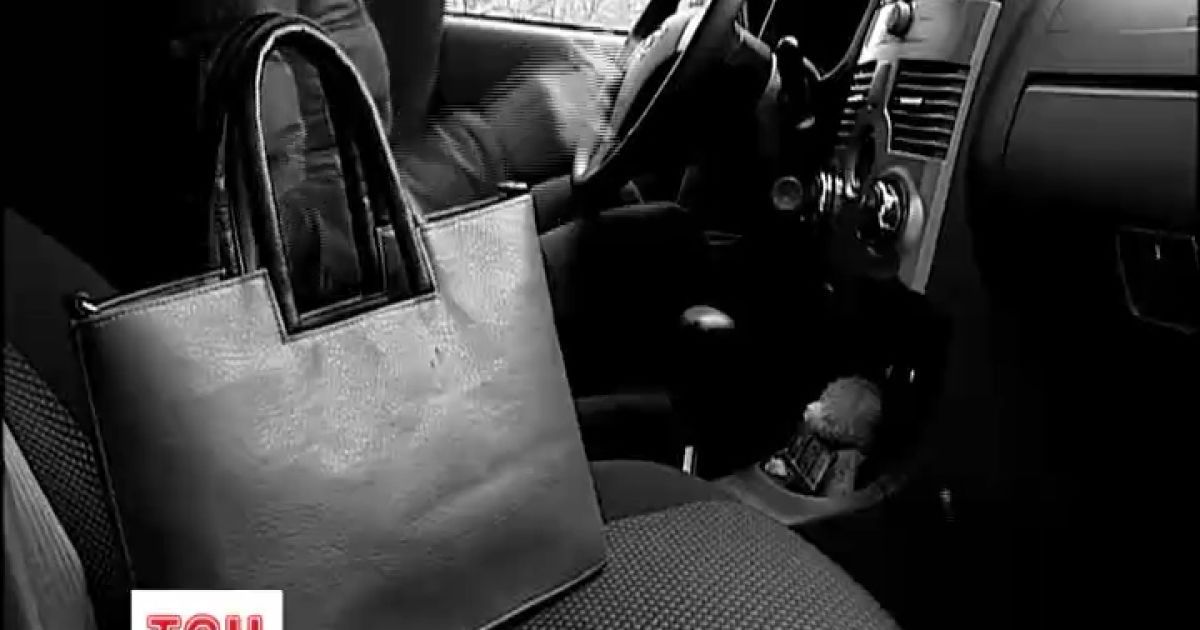 У Києві крадій витягував жіночі сумочки із авто