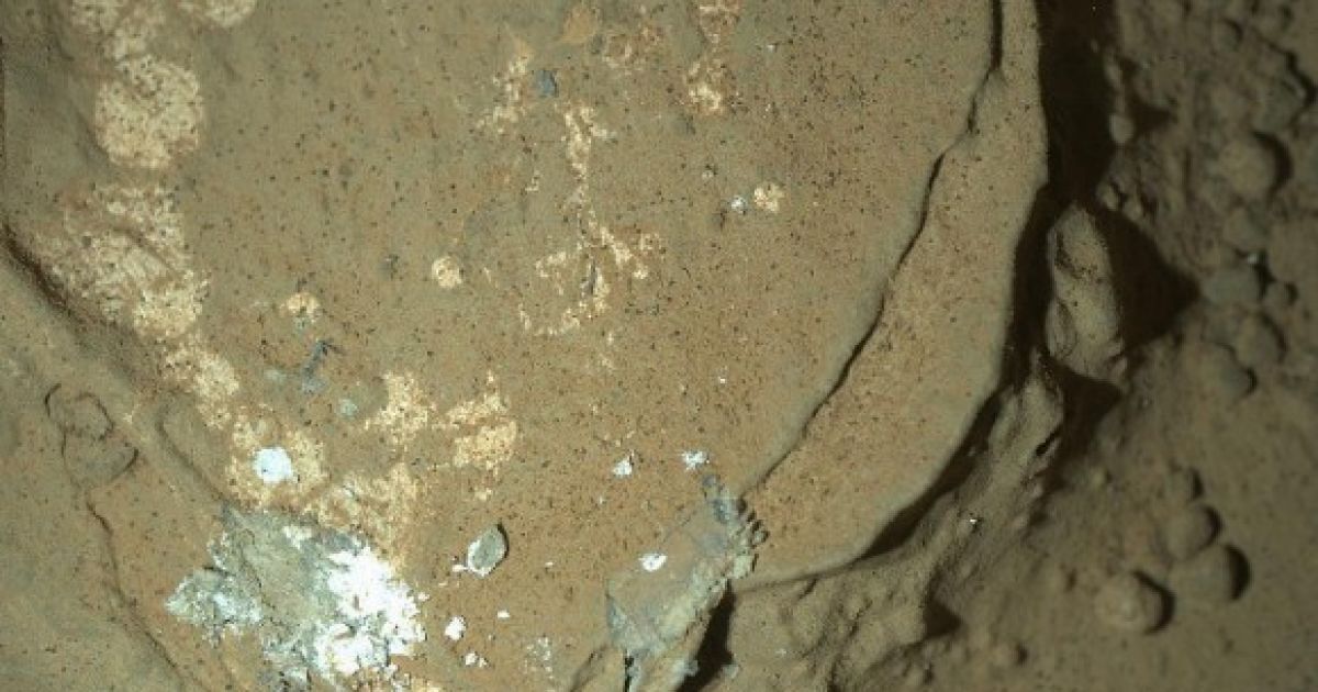 Поверхня Марса, підсвічена білими світлодіодами. Це один з перших нічних знімків, зроблених камерою MAHLI, що розташована на руці-маніпуляторі