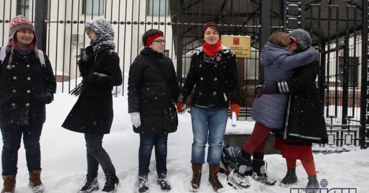 Під посольством Росії цілувалися лесбіянки / © УНІАН
