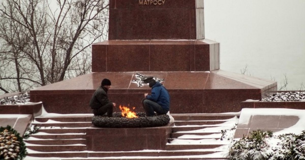 Бомжі влаштували трапезу біля Вічного вогню