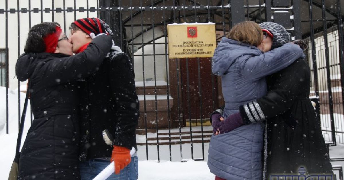 Під посольством Росії цілувалися лесбіянки / © УНІАН